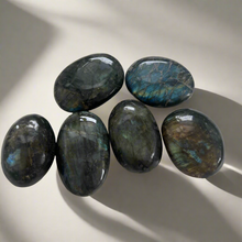 Load image into Gallery viewer, Labradorite Palm Stone